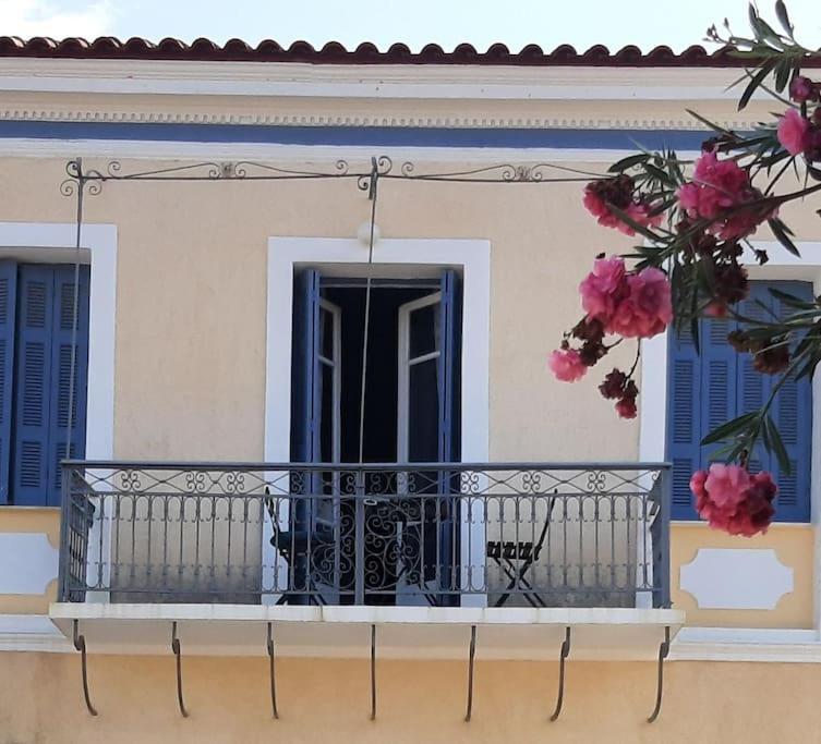 Traditional House At Koroni Near Beach Bagian luar foto