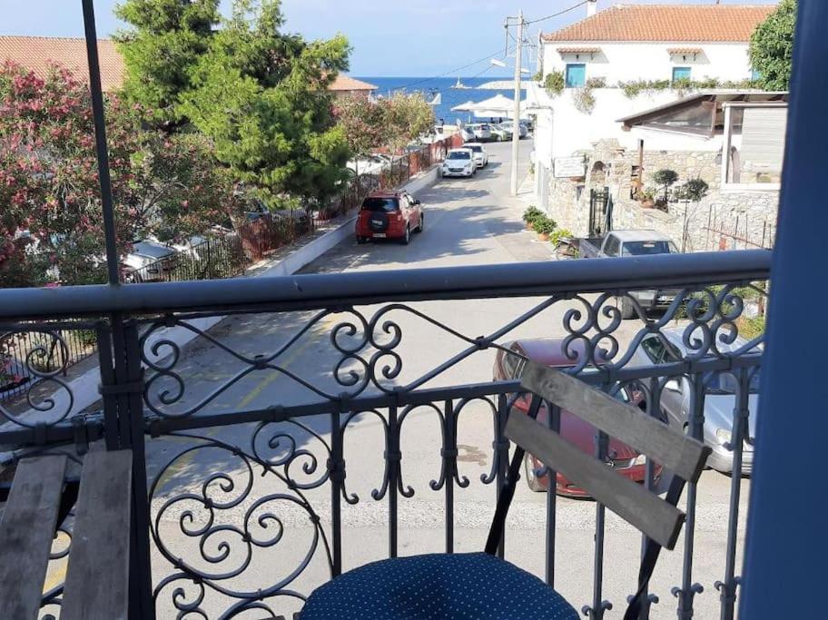 Traditional House At Koroni Near Beach Bagian luar foto